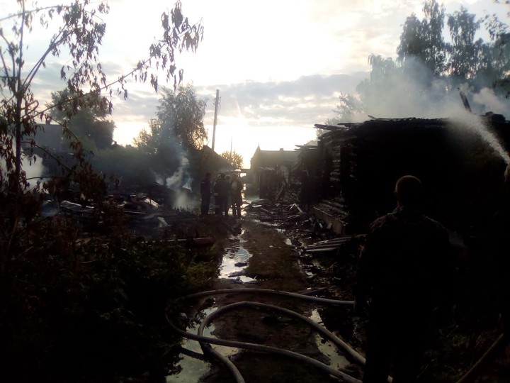 В Осташкове сгорели шесть домов и две постройки